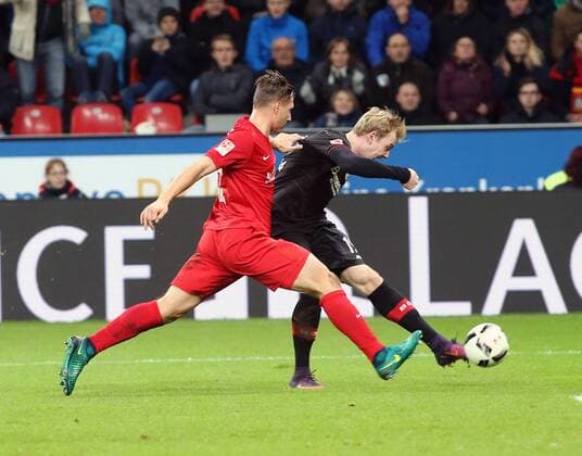 Bayer 04 Leverkusen - RB Leipzig 18.11.2016 Tor 2:1 durch Julian Brandt (LEV) gegen Willi Orban (RB) HM