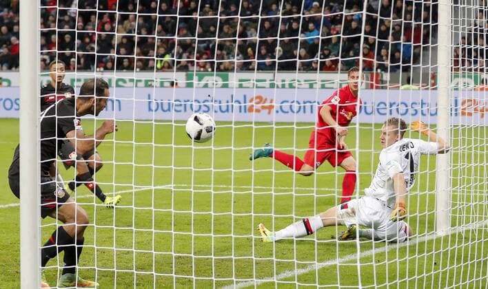 Willi ORBAN, RB Leipzig 4 Torschuss, schiesst das Tor zum 2-3 gegen Bernd LENO, Lev 1 BAYER 04 LEVERKUSEN - RB LEIPZIG Fussball 1. Bundesliga , Leverkusen, am 18.11.2016, 11.Spieltag, Saison 2016 2017, 1.Liga, 1.Bundesliga,