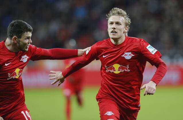 Leverkusen, Germany 18.11.2016, 1. Bundesliga 11. Spieltag, Bayer 04 Leverkusen - RB Leipzig, Torjubel 2-2 durch Emil Forsberg (Leipzig, R) mit Oliver Jasen Burke. ( DeFodi512