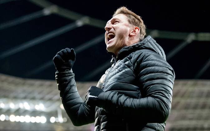 18. November 2016: Leverkusen, BayArena: Fussball 1. Bundesliga: Bayer 04 Leverkusen - RB Leipzig: Leipzigs Trainer Ralph Hasenhuettl jubelt nach dem Spiel mit den Fans.