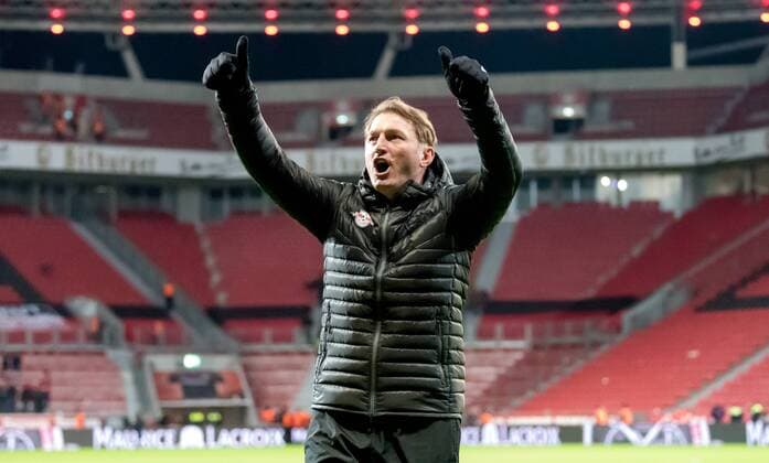 18. November 2016: Leverkusen, BayArena: Fussball 1. Bundesliga: Bayer 04 Leverkusen - RB Leipzig: Leipzigs Trainer Ralph Hasenhuettl jubelt nach dem Spiel mit den Fans.