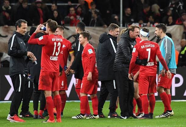 18.11.2016, xjhx, Fussball 1.Bundesliga, Bayer 04 Leverkusen - RB Leipzig, emspor, v.l. Trainer Ralph Hasenhuettl (RB Leipzig), bedankt sich bei den Spielern. Leverkusen