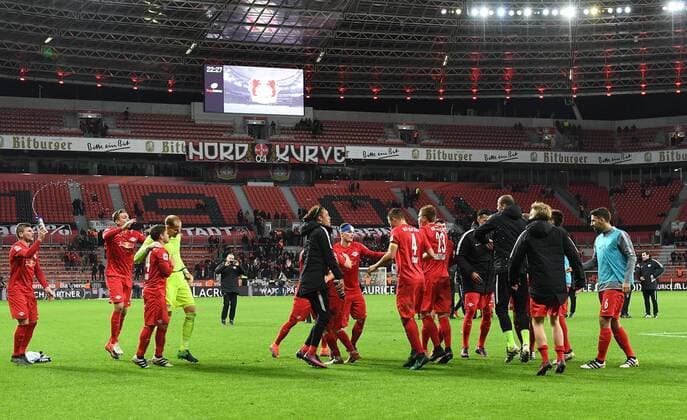18.11.2016, xjhx, Fussball 1.Bundesliga, Bayer 04 Leverkusen - RB Leipzig, emspor, v.l. Leipzigs Spieler jubeln jubelt nach Spielende. Leverkusen