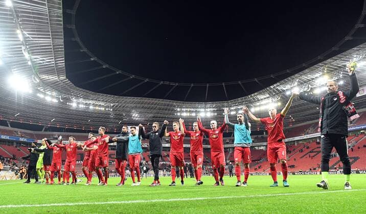 18.11.2016, xjhx, Fussball 1.Bundesliga, Bayer 04 Leverkusen - RB Leipzig, emspor, v.l. Leipzigs Spieler bedankt bedanken sich bei den Fans Leverkusen