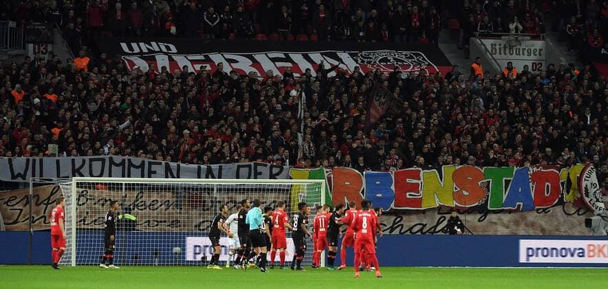 18.11.2016, xjhx, Fussball 1.Bundesliga, Bayer 04 Leverkusen - RB Leipzig, emspor, v.l. Plakat Willkommen in der Farbenstadt Leverkusen