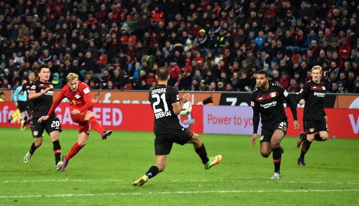 18.11.2016, Fussball GER, 1. Bundesliga Saison 2016 2017, 11. Spieltag, Bayer 04 Leverkusen - RB Leipzig, Emil Forsberg (RB Leipzig), 2. v.li., erzielt das Tor zum 2:2