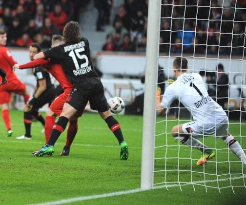 Bayer 04 Leverkusen - RB Leipzig 18.11.2016 Eigentor zum 1:1 durch Julian Baumgartlinger (LEV) HM