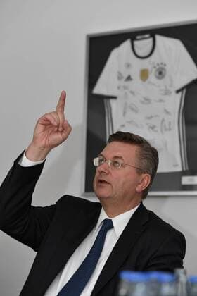 05.09.2016 - kicker Sportmagazin - Gespräch Talk Redaktionsbesuch - Reinhard Dieter Grindel - Präsident Deutscher Fussball Bund DFB - -
