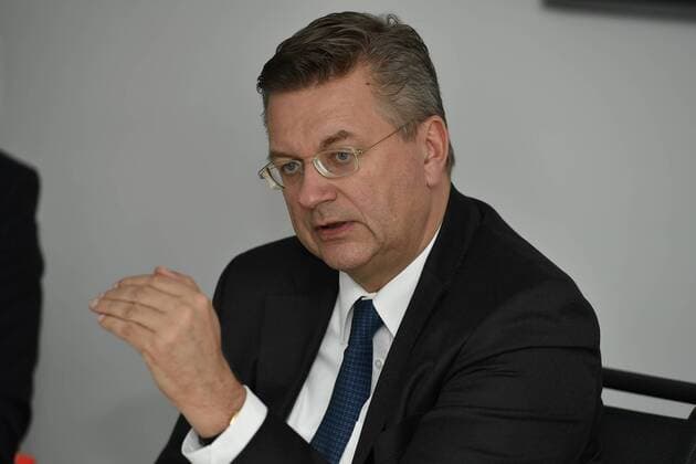 05.09.2016 - kicker Sportmagazin - Gespräch Talk Redaktionsbesuch - Reinhard Dieter Grindel - Präsident Deutscher Fussball Bund DFB - -