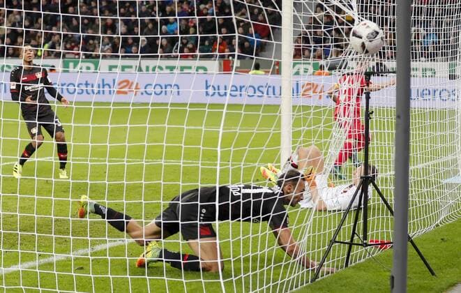 Willi ORBAN, RB Leipzig 4 Torschuss, schiesst das Tor zum 2-3 gegen Bernd LENO, Lev 1 , Oemer TOPRAK, Lev 21 landet im Tor Emotionen, enttaeuscht, Enttaeuschung, Frust, frustriert, Trauer ,traurig, verzweifelt, Verzweiflung Jubel BAYER 04 LEVERKUSEN - RB LEIPZIG 2-3 Fussball 1. Bundesliga , Leverkusen, am 18.11.2016, 11.Spieltag, Saison 2016 2017, 1.Liga, 1.Bundesliga,