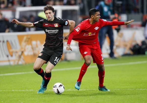 Admir MEHMEDI, Lev 14 Zweikampf , Aktion um den Ball gegen Marvin COMPPER, RB Leipzig 33 Foul, unsportlich, Regelverstoss, gefoult, schweres, Vergehen, unfair, reisst am Trikot, ziehen BAYER 04 LEVERKUSEN - RB LEIPZIG 2-3 Fussball 1. Bundesliga , Leverkusen, am 18.11.2016, 11.Spieltag, Saison 2016 2017, 1.Liga, 1.Bundesliga,