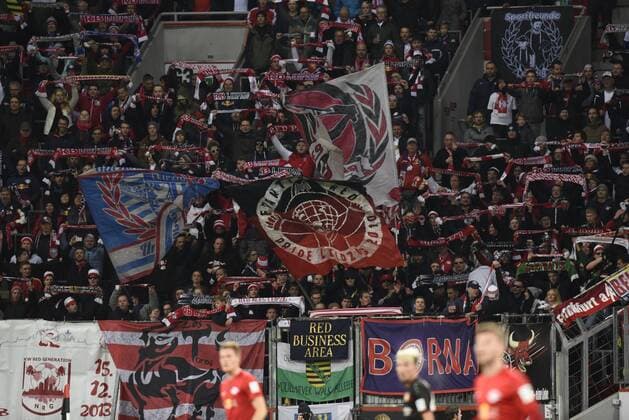 Bayer 04 Leverkusen - RB Leipzig 18.11.2016 Fanblock RB Leipzig mit Fahnen HM