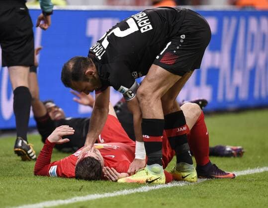 Bayer 04 Leverkusen - RB Leipzig 18.11.2016 Fairplay Oemer Toprak (Bayer) kümmert sich um Marcel Sabitzer (RB), der am Kopf blutet HM