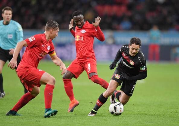 18.11.2016, Fussball GER, 1. Bundesliga Saison 2016 2017, 11. Spieltag, Bayer 04 Leverkusen - RB Leipzig 2:3, v.re., Chicharito, Javier Hernandez, (Bayer 04 Leverkusen), Naby Keita (RB Leipzig), Willi Orban (RB Leipzig)