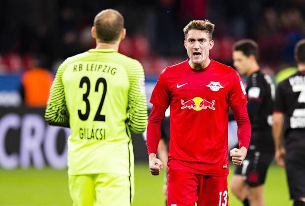 Leverkusen, 18.11.2016, BayArena Schlussjubel: Torwart Peter Gulacsi (Leipzig), Stefan Isanker (Leipzig) Bayer Leverkusen - RB Leipzig mm