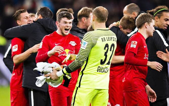 Leverkusen, 18.11.2016, BayArena Schlussjubel: Oliver Burke (Leipzig), Torwart Peter Gulacsi (Leipzig) Bayer Leverkusen - RB Leipzig mm