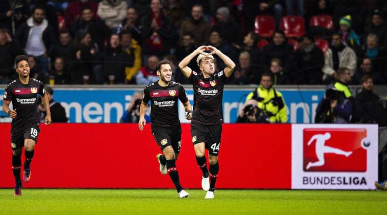 Leverkusen, 18.11.2016, BayArena Torjubel:Kevin Kampl (Bayer), Hakan Calhanoglu (Bayer), Wendell (Bayer) Bayer Leverkusen - RB Leipzig mm