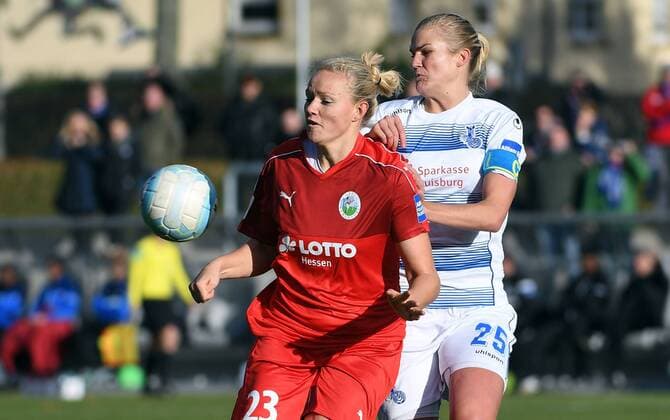 19.11.2016, xjhx, Fussball 1.Bundesliga Damen, 1.FFC Frankfurt - MSV Duisburg, emspor v.l. Lisa Munk (1.FFC Frankfurt), Rahel Kiwic (MSV Duisburg) Frankfurt am Main