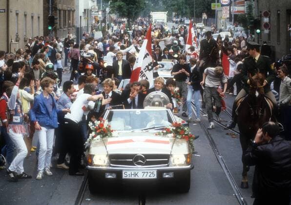 Fußball, VfB Stuttgart, Deutscher Meister 1984 VfB Stuttgart, deutscher Meister 1983 1984, mit im Autokorso nah bei den Fans Karlheinz Förster, Präsident Gerhard Mayer Vorfelder und Bernd Förster mit der Meisterschale