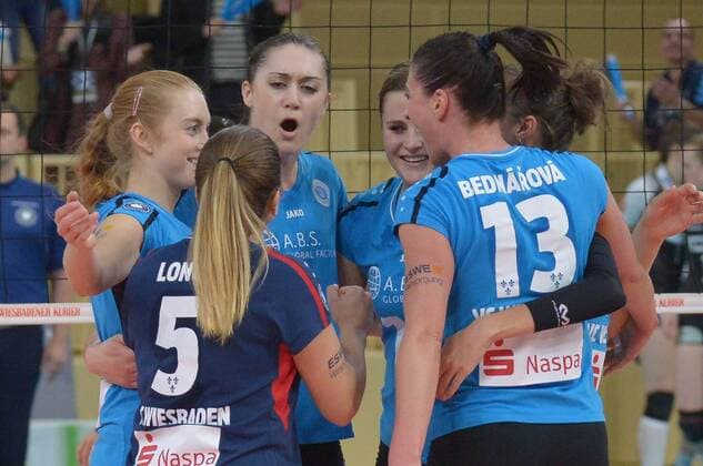 19.11.2016, xtkx, Volleyball 1.Bundesliga Damen, VC Wiesbaden - SW Erfurt, emspor, v.l. Alyssa Longo (VC Wiesbaden), Tanja Grosser (VC Wiesbaden) , Molly McCage (VC Wiesbaden) , Karolina Bednarova (VC Wiesbaden) , Wiesbaden