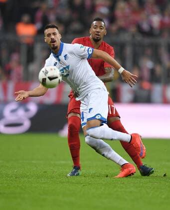 Fussball 1. Bundesliga Saison 2016 2017 10. Spieltag FC Bayern Muenchen - TSG 1899 Hoffenheim 05.11.2016 Sandro Wagner (TSG 1899 Hoffenheim) vor Jerome Boateng (FC Bayern Muenchen) 