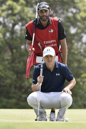 20.11.2016. Royal Sydney Golf Club, Sydney, Australia. Emirates Australian Open Golf Final Round. Jordan Spieth of the United States of America and his caddy line up a putt. xNigelxOwenx  ActionPlus11812108