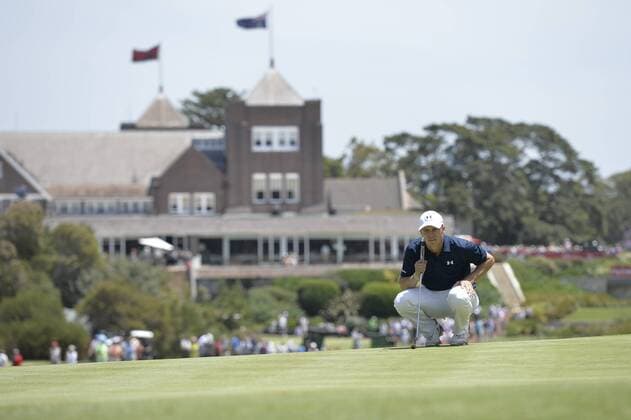 20.11.2016. Royal Sydney Golf Club, Sydney, Australia. Emirates Australian Open Golf Final Round. Jordan Spieth of the United States of America lines up a putt in front of the clubhouse. xNigelxOwenx  ActionPlus11812142