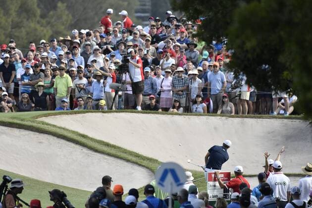 20.11.2016. Royal Sydney Golf Club, Sydney, Australia. Emirates Australian Open Golf Final Round. Jordan Spieth of the United States of America plays from the rough onto the green. xNigelxOwenx  ActionPlus11812129