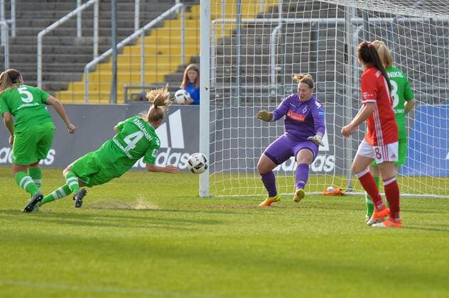 Christina Bellighoven (Torwart Borussia Mönchengladbach), Pauline Dallmann (Borussia Mönchengladbach), Sandra Starmanns (Borussia Mönchengladbach) beim Gegentreffer durch Vivianne Miedema (FC Bayern Muenchen) zum 1:0 für den FC Bayern München München, Deutschland, 20.11.2016, Frauenfußball, FC Bayern München - Borussia Mönchengladbach, xKLx