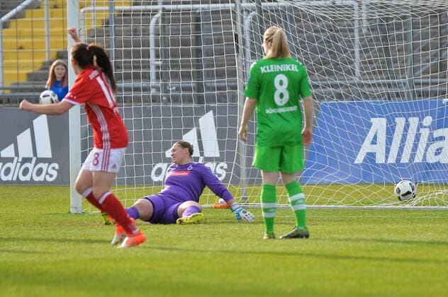 Christina Bellighoven (Torwart Borussia Mönchengladbach), Nadja Kleinikel (Borussia Mönchengladbach), Lisa Evans (FC Bayern Muenchen) nach dem Treffer durch Vivianne Miedema (FC Bayern Muenchen) zum 1:0 für den FC Bayern München München, Deutschland, 20.11.2016, Frauenfußball, FC Bayern München - Borussia Mönchengladbach, xKLx