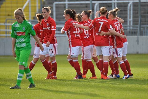 Torjubel beim FC BAyern München nach dem Treffer durch Vivianne Miedema (FC Bayern Muenchen) zum 1:0 für den FC Bayern München, Lisa Evans (FC Bayern Muenchen), Vivianne Miedema (FC Bayern Muenchen), Gina Lewandowski (FC Bayern Muenchen), Katharina Baunach (FC Bayern Muenchen, Katha Baunach), Leonie Maier (FC Bayern Muenchen, Leo Maier), Nora Holstad Berge (FC Bayern Muenchen), Melanie Behringer (FC Bayern Muenchen, Mel Behringer), Sara Daebritz (FC Bayern Muenchen) München, Deutschland, 20.11.2016, Frauenfußball, FC Bayern München - Borussia Mönchengladbach, xKLx