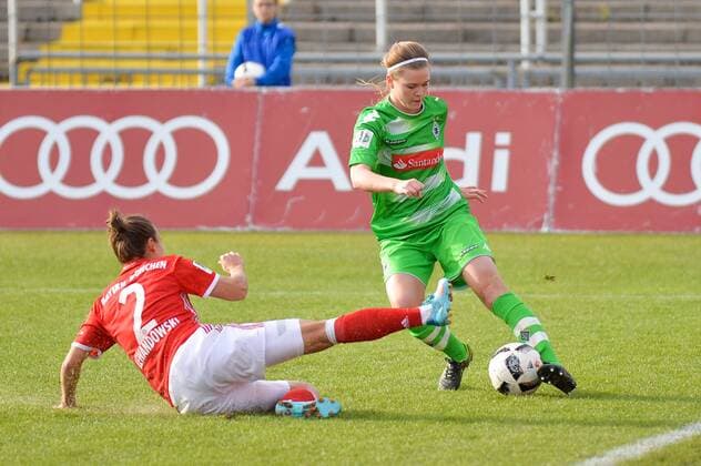 Grätsche Gina Lewandowski (FC Bayern Muenchen) gegen Anne Catherine Kufner (Borussia Mönchengladbach) München, Deutschland, 20.11.2016, Frauenfußball, FC Bayern München - Borussia Mönchengladbach, xKLx