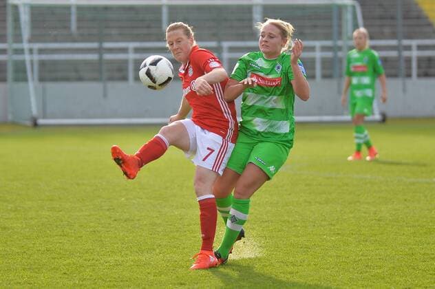 Melanie Behringer (FC Bayern Muenchen, Mel Behringer) gegen Kerstin Bogenschütz (Borussia Mönchengladbach) München, Deutschland, 20.11.2016, Frauenfußball, FC Bayern München - Borussia Mönchengladbach, xKLx