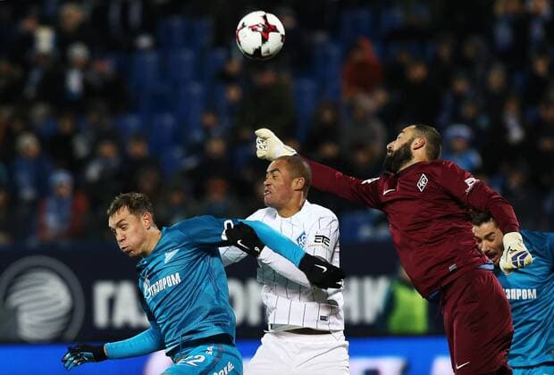 ST PETERSBURG, RUSSIA - NOVEMBER 20, 2016: Zenit St Petersburg s Artyom Dzyuba, Krylya Sovetov Samara s Jose Nadson Ferreira and Krylya Sovetov Samara s goalkeeper Giorgi Loria (L-R) in action in their 2016-17 Season Russian Premier League Round 14 football match at the Petrovsky Stadium. FC Zenit St Petersburg won the game 3-1. Peter Kovalev TASS  TS038405
