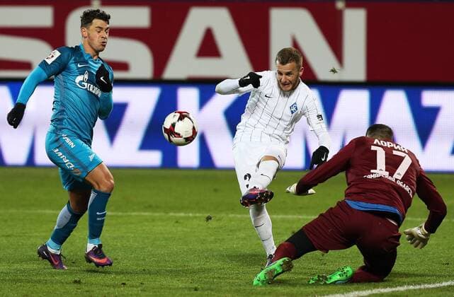 ST PETERSBURG, RUSSIA - NOVEMBER 20, 2016: Zenit St Petersburg s Giuliano Victor de Paula, Krylya Sovetov Samara s Dmitry Yatchenko and Krylya Sovetov Samara s goalkeeper Giorgi Loria (L-R) in action in their 2016-17 Season Russian Premier League Round 14 football match at the Petrovsky Stadium. FC Zenit St Petersburg won the game 3-1. Peter Kovalev TASS  TS038408