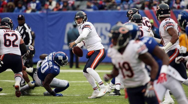 November 20, 2016 - East Rutherford, NJ, USA - Chicago Bears quarterback Jay Cutler (6) looks to throw deep in the second quarter against the New York Giants on Sunday, Nov. 20, 2016 at MetLife Stadium in East Rutherford, N.J. Chicago Bears vs. New York Giants - ZUMAm67_ 20161120_zaf_m67_002