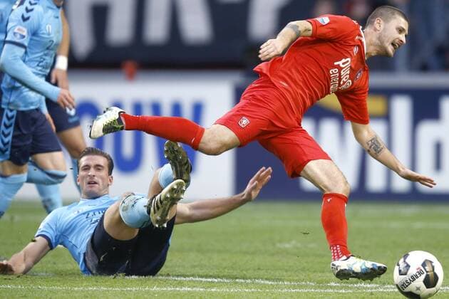 (l-r) Robbin Ruiter of FC Utrecht, Mateusz Klich of FC Twenteduring the Dutch Eredivisie match between FC Twente and FC Utrecht at the Grolsch Veste on November 20, 2016 in Enschede, The Netherlands FC Twente v FC Utrecht Dutch Eredivisie 2016 2017 xVIxPeterxLousxIVx 6619224