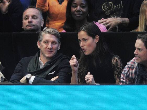 Bilder des Tages - SPORT Tennis - 2016 ATP Tennis Herren World Tour Finals at The O2 - Day Eight Singles Final: Andy Murray (Great Britain) vs. Novak Djokovic (Serbia) Ladies Tennis Star Ana Ivanovic with her German Husband Bastian Schweinsteiger of Manchester United ManU COLORSPORT ANDREW COWIE 