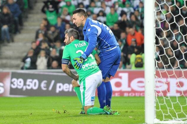 Fußball, AS Saint Etienne - OGC Nizza 24 LOIC PERRIN (asse) - 30 Yoan CARDINALE (nice) - FAIR PLAY FOOTBALL : Saint Etienne vs Nice - Ligue 1 - 20 11 2016 FEP 