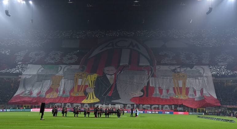 Sopporters of AC Milan cheer ahead of the Italian Serie A football match between AC Milan and Inter Milan at the San Siro Stadium in Milan on Nov. 20, 2016. The match ended with 2-2. ) (wll) (SP)ITALY-MILAN-SOCCER-SERIE A-AC VS INTER AlbertoxLingria 