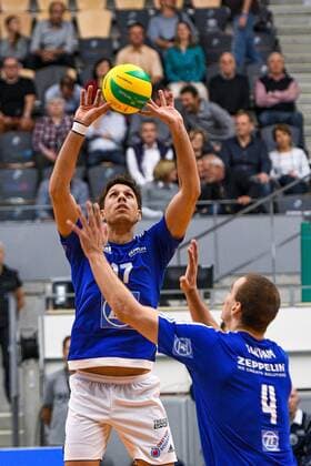 GER, 2017 CEV Volleyball Champions League, CEV, VfB Friedrichshafen (GER) vs Hypo Tirol Innsbruck (AUT) 20.11.2016, ZF Arena, Friedrichshafen, GER, 2017 CEV Volleyball Champions League, CEV, VfB Friedrichshafen (GER) vs Hypo Tirol Innsbruck (AUT), im Bild Zuspiel von Tomas Kocian (Friedrichshafen, Andreas Takvam (Friedrichshafen, 4) nordphotoxHafner
