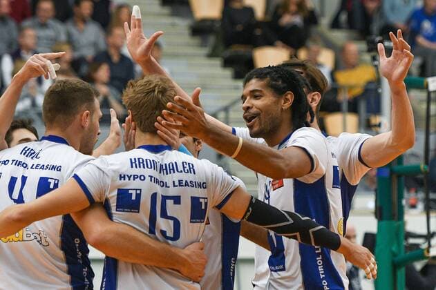 GER, 2017 CEV Volleyball Champions League, CEV, VfB Friedrichshafen (GER) vs Hypo Tirol Innsbruck (AUT) 20.11.2016, ZF Arena, Friedrichshafen, GER, 2017 CEV Volleyball Champions League, CEV, VfB Friedrichshafen (GER) vs Hypo Tirol Innsbruck (AUT), im Bild Jan Krol (Innsbruck, 4), Niklas Kronthaler (Innsbruck, 15), Douglas Duarte Souza da Silva (Innsbruck, 14) nordphotoxHafner