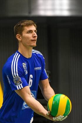 GER, 2017 CEV Volleyball Champions League, CEV, VfB Friedrichshafen (GER) vs Hypo Tirol Innsbruck (AUT) 20.11.2016, ZF Arena, Friedrichshafen, GER, 2017 CEV Volleyball Champions League, CEV, VfB Friedrichshafen (GER) vs Hypo Tirol Innsbruck (AUT), im Bild Michal Finger (Friedrichshafen, 6) beim Aufschlag nordphotoxHafner