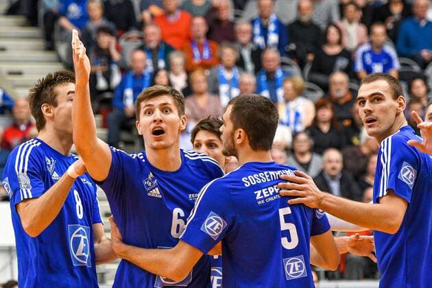 GER, 2017 CEV Volleyball Champions League, CEV, VfB Friedrichshafen (GER) vs Hypo Tirol Innsbruck (AUT) 20.11.2016, ZF Arena, Friedrichshafen, GER, 2017 CEV Volleyball Champions League, CEV, VfB Friedrichshafen (GER) vs Hypo Tirol Innsbruck (AUT), im Bild Georg Klein (Friedrichshafen, 8), Michal Finger (Friedrichshafen, 6) beschwert gegen Entscheidung des Schiedsrichters, David Sossenheimer (Friedrichshafen, 5), Andreas Takvam (Friedrichshafen, 4) nordphotoxHafner