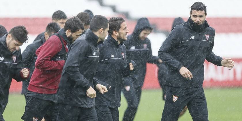 Sevilla FC s players warm up during a training session in Seville, southern Spain, 21 November 2016. Sevilla FC will face Juventus in a UEFA Champions League Group H soccer match at the Sanchez Pizjuan stadium on 21 November 2016. EFE Jose Manuel Vidal Training session of Sevilla FC !ACHTUNG: NUR REDAKTIONELLE NUTZUNG!  GRA067 20161121-636153279708372402