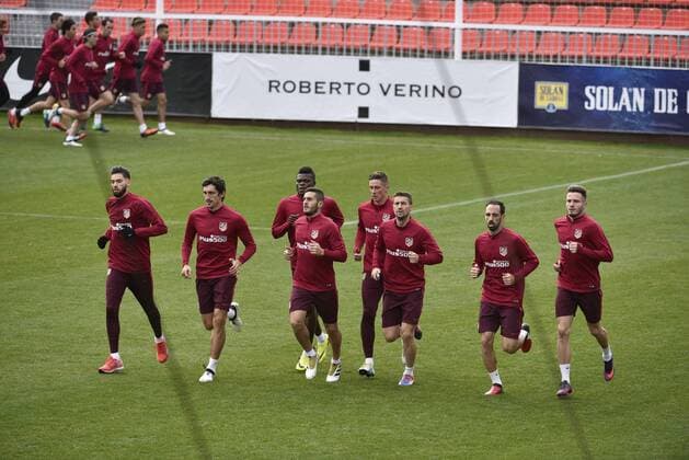Atletico Madrid s players warm up during a training session held at the team s Cerro del Espino complex in Majadahonda, outside Madrid, Spain, 21 November 2016. Atletico Madrid will face PSV Eindhoven in a UEFA Champions League Group D soccer match on 23 November. Training session of Atletico Madrid !ACHTUNG: NUR REDAKTIONELLE NUTZUNG!  GRA181 20161121-636153374850352141