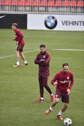 Head coach of Atletico Madrid, Argentine Diego Pablo Simeone (C), supervises his players during a training session held at the team s Cerro del Espino complex in Majadahonda, outside Madrid, Spain, 21 November 2016. Atletico Madrid will face PSV Eindhoven in a UEFA Champions League Group D soccer match on 23 November. Training session of Atletico Madrid !ACHTUNG: NUR REDAKTIONELLE NUTZUNG!  GRA181 20161121-636153375634705057