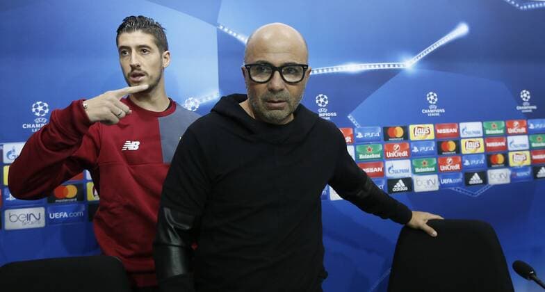 Sevilla FC s Argentinian head coach Jorge Sampaoli (R) and defender Sergio Escudero (L) adress to the media during a training session in Seville, southern Spain, 21 November 2016. Sevilla FC will face Juventus in a UEFA Champions League Group H soccer match at the Sanchez Pizjuan stadium on 21 November 2016. Sevilla FC s press conference PK Pressekonferenz !ACHTUNG: NUR REDAKTIONELLE NUTZUNG!  20161121-636153390170719687