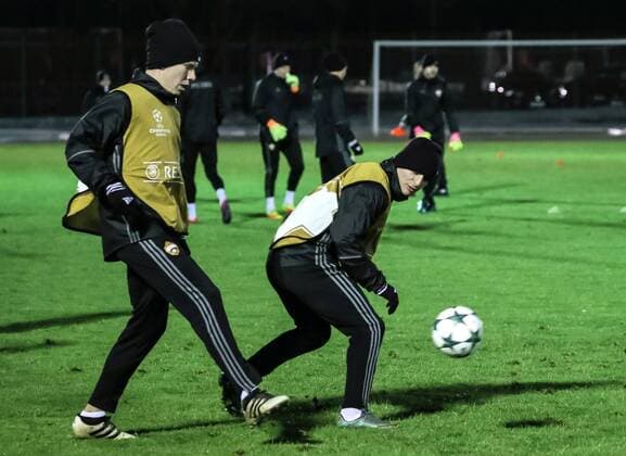 MOSCOW, RUSSIA - NOVEMBER 21, 2016: FC CSKA Moscow s Pontus Wernbloom (L) and Alan Dzagoev during a training session ahead of the 2016 17 UEFA Champions League match against FC Bayer Leverkusen, at Oktyabr Stadium. The match is scheduled for November 22, 2016. Sergei Savostyanov TASS  TS038570