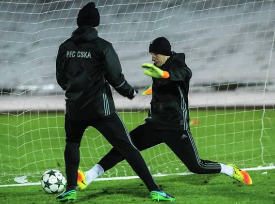 MOSCOW, RUSSIA - NOVEMBER 21, 2016: FC CSKA Moscow s goalkeeper Sergei Chepchugov (R) during a training session ahead of the 2016 17 UEFA Champions League match against FC Bayer Leverkusen, at Oktyabr Stadium. The match is scheduled for November 22, 2016. Sergei Savostyanov TASS  TS038572
